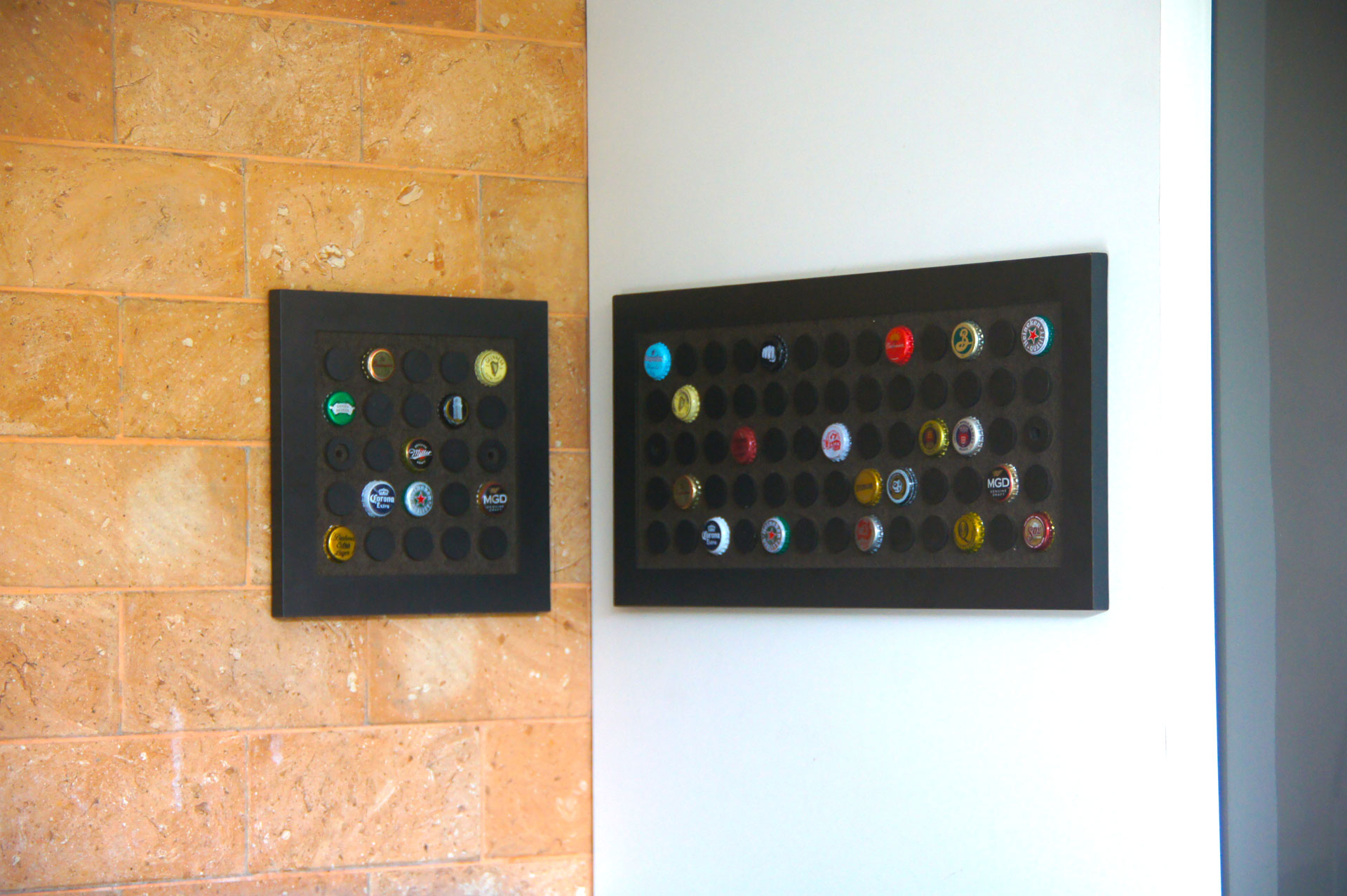 Display decorativo quadrado para 25 tampinhas em MDF usinado com acabamento laminado preto + Display retangular decorativo para 65 tampinhas em MDF usinado com acabamento laminado preto.