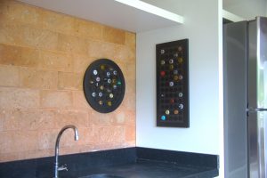 Painel decorativo para 42 tampinhas em MDF usinado com acabamento laminado preto + Display retangular decorativo para 65 tampinhas em MDF usinado com acabamento laminado preto.