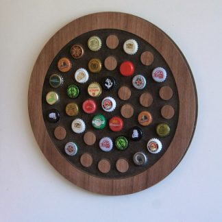 Painel decorativo redondo para 42 tampinhas em MDF usinado com acabamento laminado.