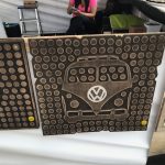 painel-kombi-com-emblema-espelhado
