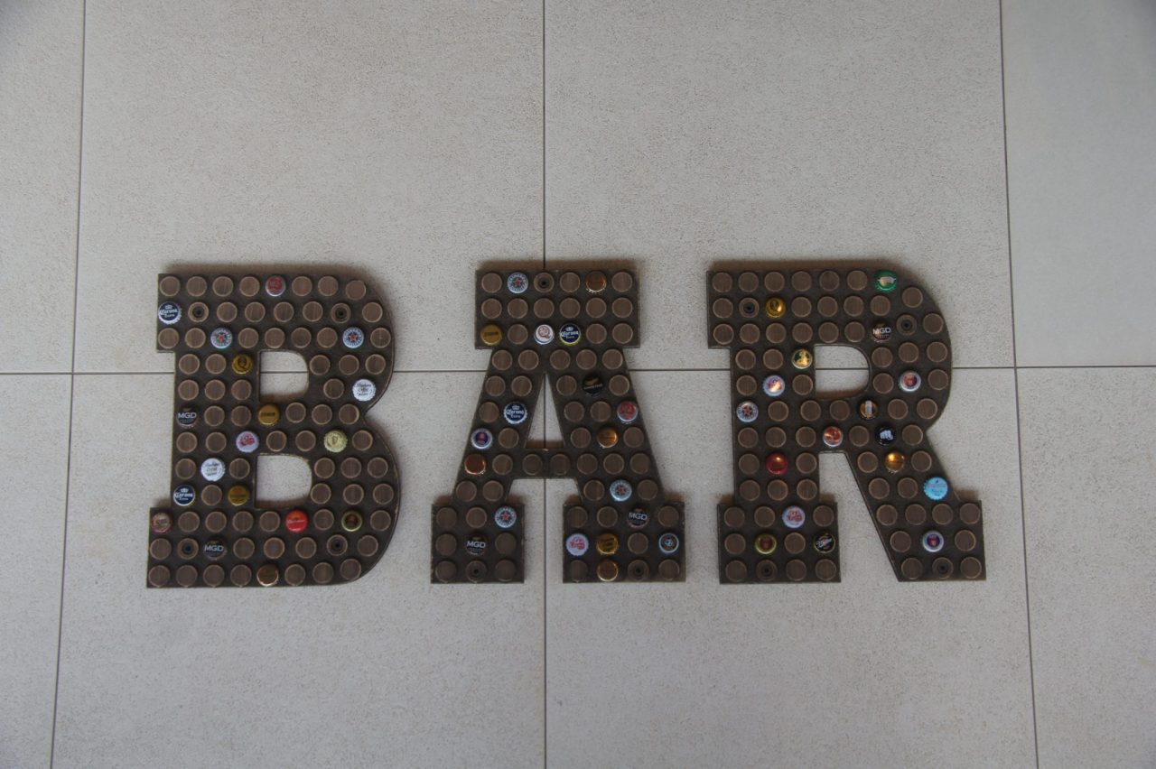 Letras BAR (242 tampinhas) - Imagem 3
